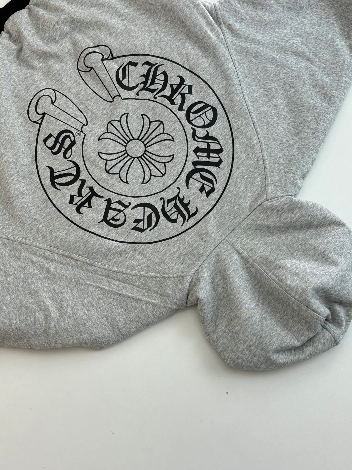 P850 Chrome Heart*/Chrome Heart 25 new style Horseshoe print double-sided hooded cotton jacket. The original domestic spot purchase is 3.98W. The development cost is extremely high. The front is made of jacquard woven fabric. The minimum order quantity is 1000 meters. The other side is gray yarn 260 grams. All developed and customized according to the original version. Refuse to use off-the-shelf wrong fabrics. Four layers of thickness blessing. You can survive the winter in one piece (one layer of gray knitted lining, two layers of gall fabric, and one layer of down cotton) Size：S/M/L